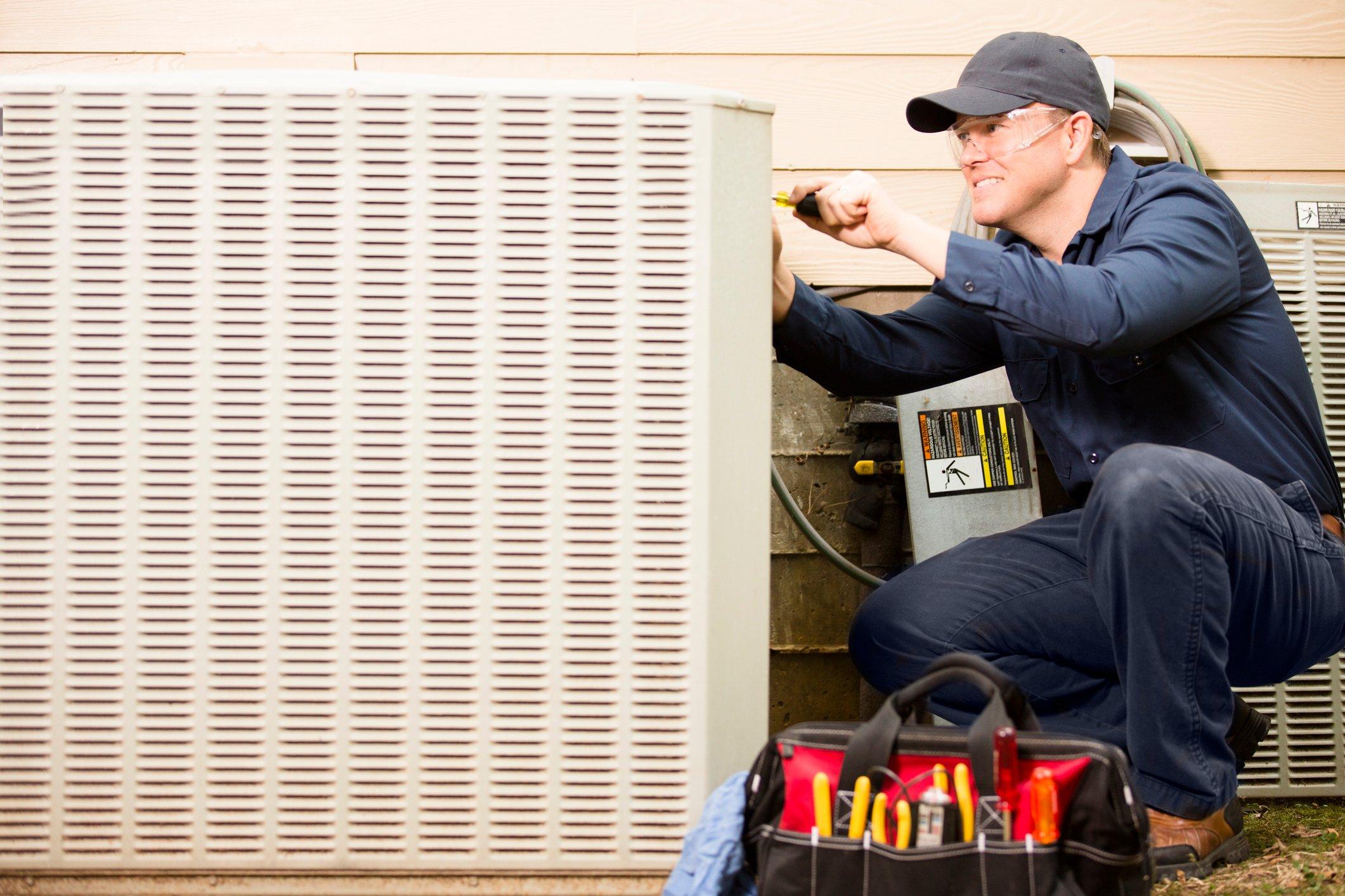 Kỹ thuật viên điện lạnh dân dụng và công nghiệp bảo trì, sửa chữa hệ thống HVAC phức tạp
