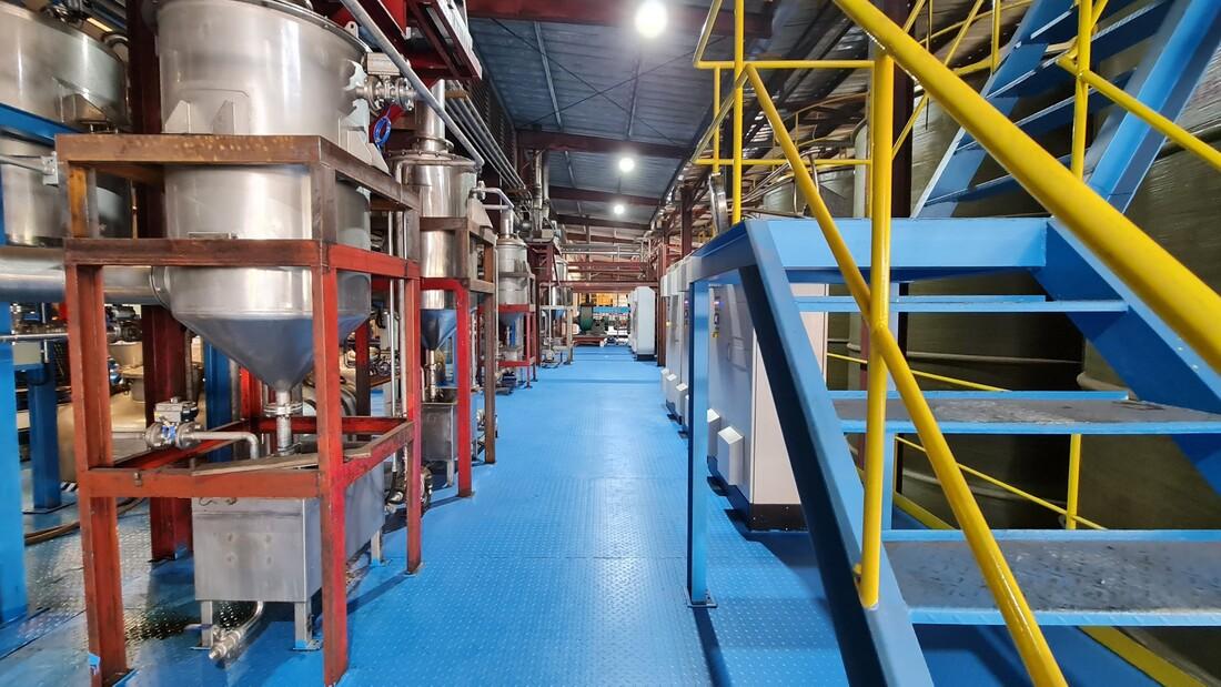 Bản vẽ kiến trúc 3D mô phỏng một kho lạnh hiện đại với các đường cắt ngang hiển thị rõ lớp cách nhiệt tiên tiến, được tích hợp với các tấm pin mặt trời trên mái, tượng trưng cho xu hướng bền vững